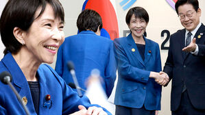 태극기 앞 고개 숙인 다카이치…"난 트럼프와 달라" 깜짝