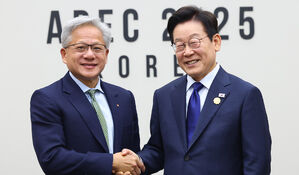 이 대통령, 젠슨 황 접견…"한국을 아태지역 AI 허브로"
