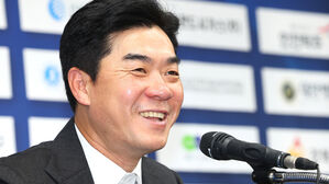 내년 거취에 말 아낀 인천 윤정환 감독 "대리인이 소통"