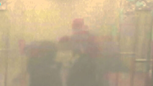 "앞이 안 보여, 빨리 도망"…달리는 열차서 소화기 펑