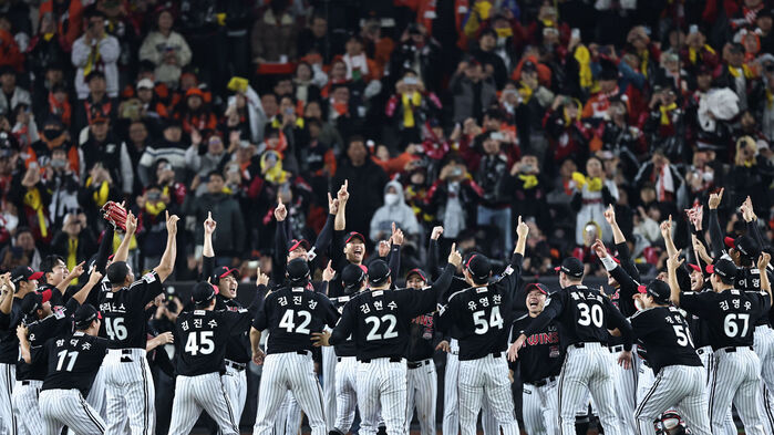 대전서 샴페인 터뜨린 LG, 11월 1일 잠실서 팬과 우승 세리머니