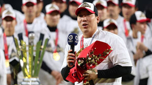 3번의 준우승 아픔 딛고 3번 우승…김현수, MVP 트로피 번쩍