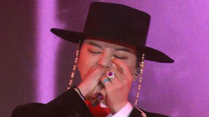 갓 쓰고 등장한 지드래곤…"얼른 찍어!" 휴대폰 꺼낸 정상들