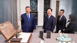 이 대통령 농담에 시진핑 파안대소…중국 측 선물 보니?