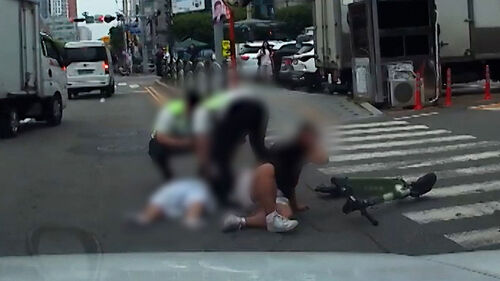 킥보드 탄 고등생 붙잡다 쾅…경찰 형사 처벌 위기