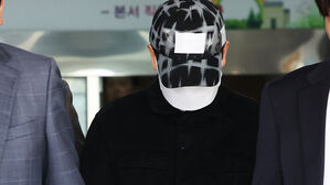 배우 이선균 수사 정보 유출…전직 경찰관 징역 3년 구형