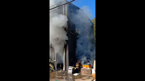 [영상] 인천 둑실동 공장 화재로 연기 치솟아…1명 부상