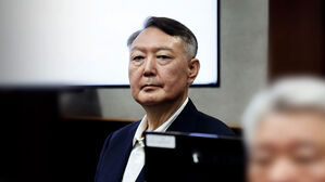 윤, '체포방해' 혐의 재판도 출석…김성훈·박종준 증인신문