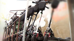 썸네일 이미지:"위험하지만 편리한 전동 킥보드"