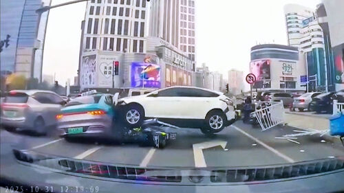 가드레일 뚫고 나와 '쾅'…도심 한복판서 벌어졌다