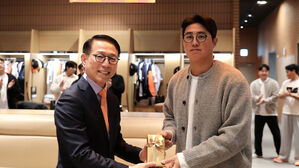 한화 김승연 회장, 준우승 이글스 선수단에 '오렌지색 폰' 선물