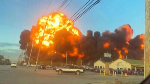 이륙 도중 화염 치솟더니… 미국 화물기 추락, 7명 사망