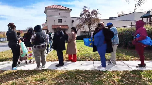 역대 최장 기록 셧다운…푸드뱅크에 해고 공무원 긴 줄