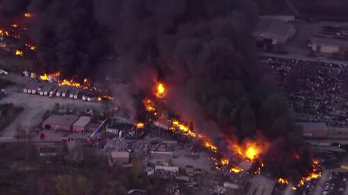 이륙하던 미 화물기 추락…7명 사망·대형 화재