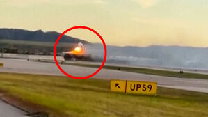 이륙 중 날개에 불 '활활'…미 화물기 추락 7명 사망