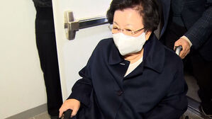 '금거북이 매관매직 의혹' 이배용 특검 출석