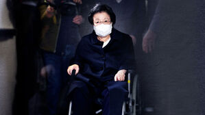 '금거북이 매관매직 의혹' 이배용 첫 특검 출석