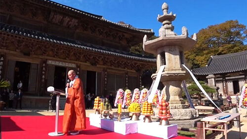 국보 12호 화엄사 각황전 석등…3년 만에 제자리로