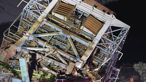 보일러 타워 철거 중 붕괴…매몰 7명 수색 중