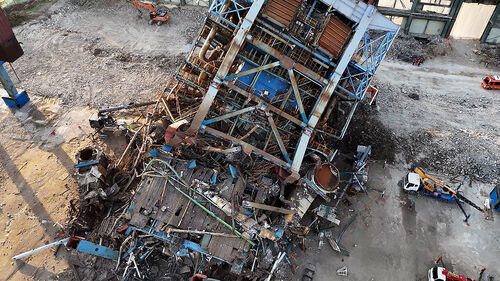 60m 보일러 타워 붕괴…매몰 7명 밤샘 수색