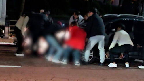 승용차에 깔린 초등생, 시민들이 구했다