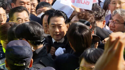 "자격 없다" 막아선 시민단체…5·18 묘지서 단추 뜯겼다