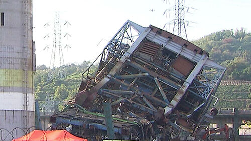 "손으로 헤치며 진입"…안전 확보 어려워 장비 사용 난항