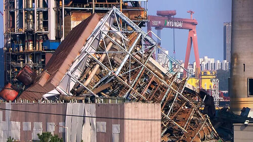 맥없이 무너져 내린 타워…폭파 쉽게 하려다?