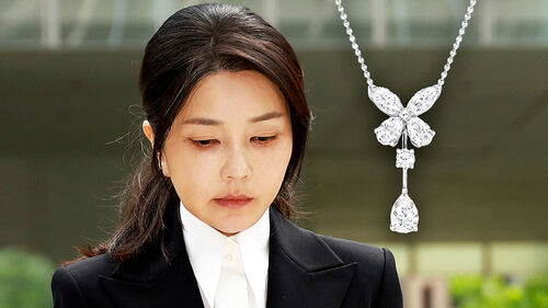 "목걸이 착용한 적 없어"…문자 공개되자 퇴정