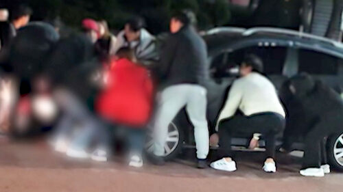 차에 깔린 아이…시민들 달려와 맨손으로 번쩍