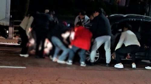 차에 깔린 아이 구하려…맨손으로 나선 시민들