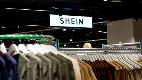 "명품 아냐, 당장 나가라"…백화점에 무장 경찰까지