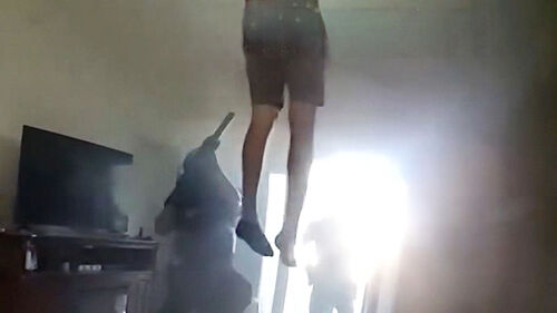 운 나쁜 도둑?… 천장에 사람 다리가 '대롱대롱'