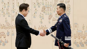 썸네일 이미지:합참의장의 '남몰래 인사' 증거들…민주당에 울리는 경고음