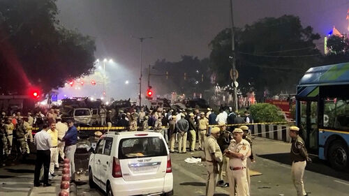 도로에 있던 승용차 갑자기 폭발…인도서 20여 명 사상