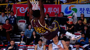 LG, KCC 완파…에릭 시원한 앨리웁 덩크