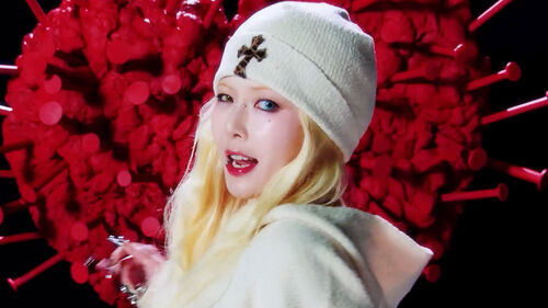 현아, 마카오 콘서트서 실신…"팬들에 죄송"