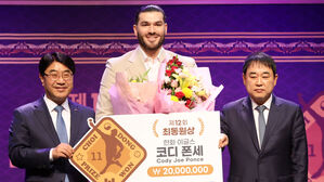 MLB행 유력한 폰세, 최동원상 수상…시상식 참석