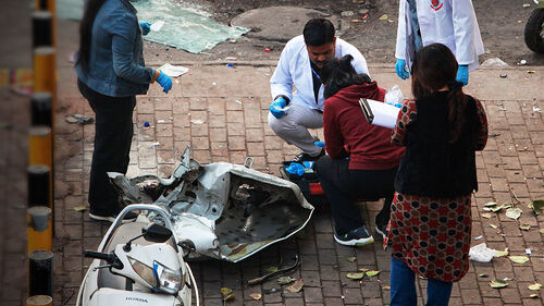 인도 관광지 지나던 차량 폭발…체포된 의사 집에 무기