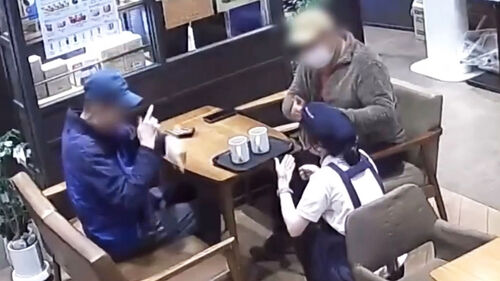 음료 시키자 점주가 무릎 꿇더니…손님, 깜짝 놀란 이유