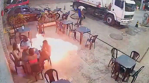 발 밑에서 시뻘건 불길…입에 문 순간 '확'