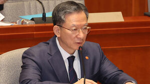 정성호 "지휘하려 했다면 서면으로 했을 것"…사퇴 요구 일축