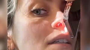 폰 대고 적나라한 인증…"인생 망쳤다" 여배우 근황