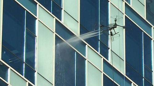 드론 띄워 건물 외벽 청소…"추락 사고 걱정 마세요"