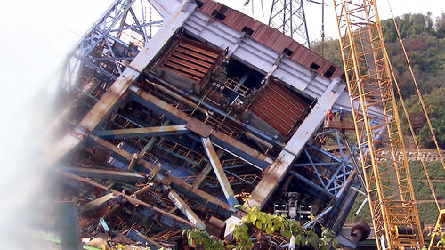 매몰자 2명 여전히 잔해 속에…붕괴 우려에 더딘 수색