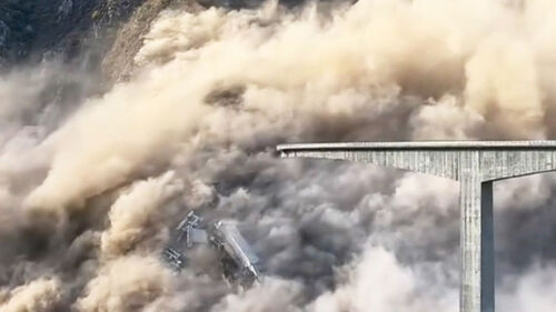 개통 열달 만에 와르르…중국 쓰촨성 다리 붕괴