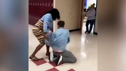 졸졸 따라가 얼굴에 '칙'…여고생 손에 주저앉은 교사