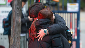 "내 새끼, 잘 봐" "엄마, 울지 마"…고사장 앞 뜨거운 포옹