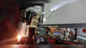 서해안선 서울방면서 대형 트럭 2대 추돌…운전자 1명 사망