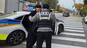 "타이어 펑크 났어요"…경찰 순찰차로 수험생 긴급 수송